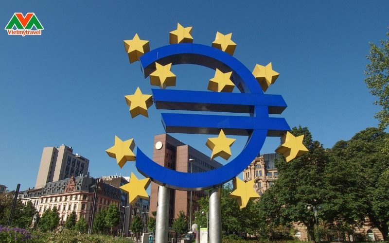 du-lich-chau-au-chup-hinh-tuong-dong-euro.jpg