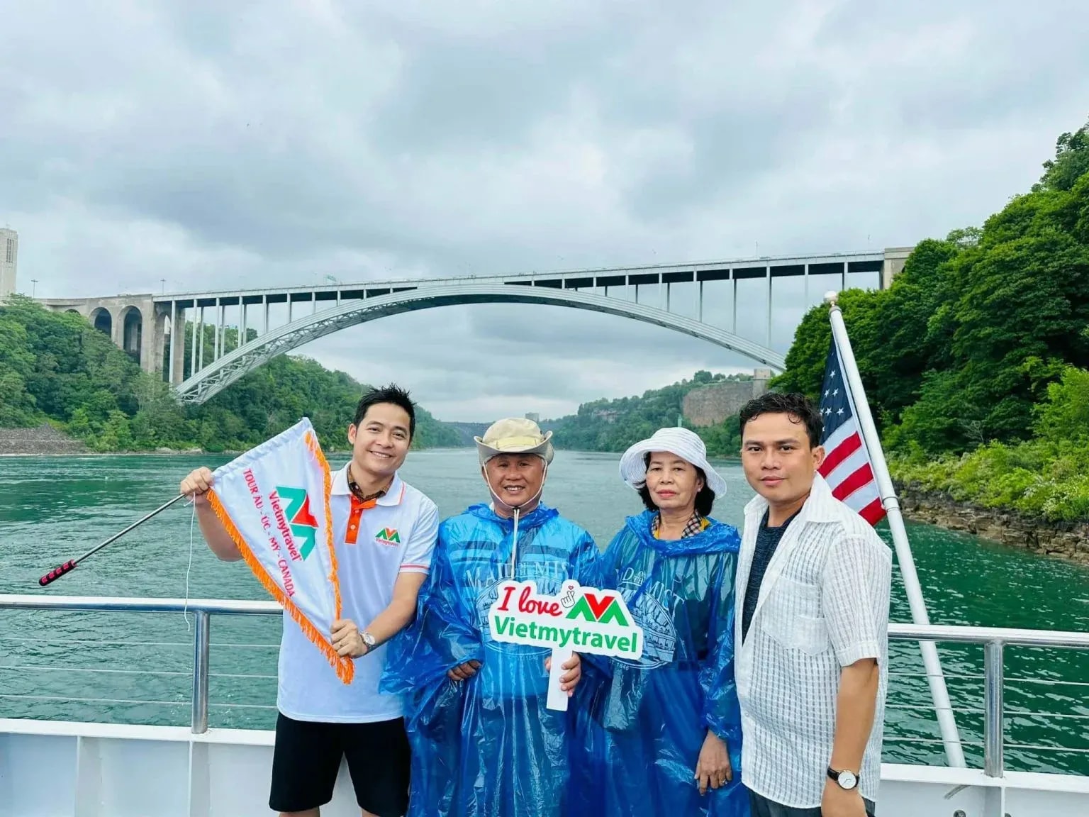 trai-nghiem-du-thuyen-tham-quan-niagara-falls.webp
